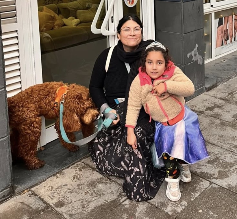 Zelda y Leonor, con un vestido de princesa, junto a su perro